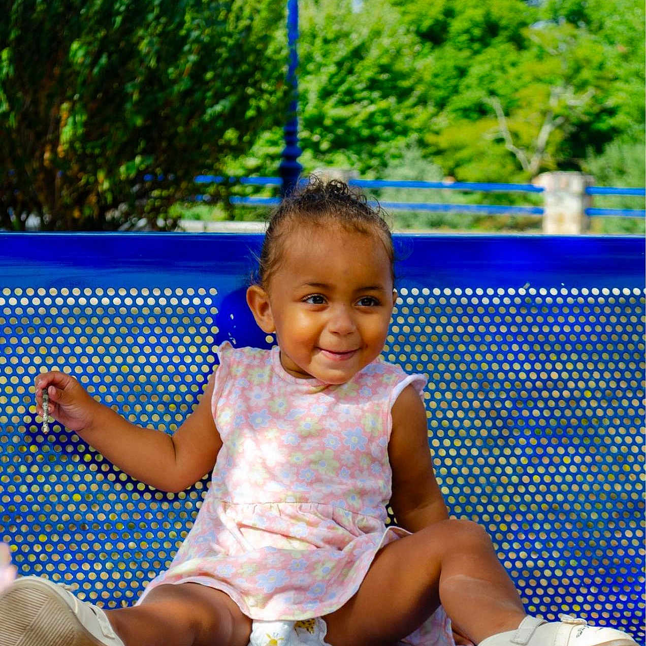 Sanaëlle participe au concours pour gagner de l'argent avec cette photo : bench, child, clothing, face, female, footwear, furniture, girl, grass, head, nature, outdoors, park, person, photography, plant, portrait, shoe, sitting, summer