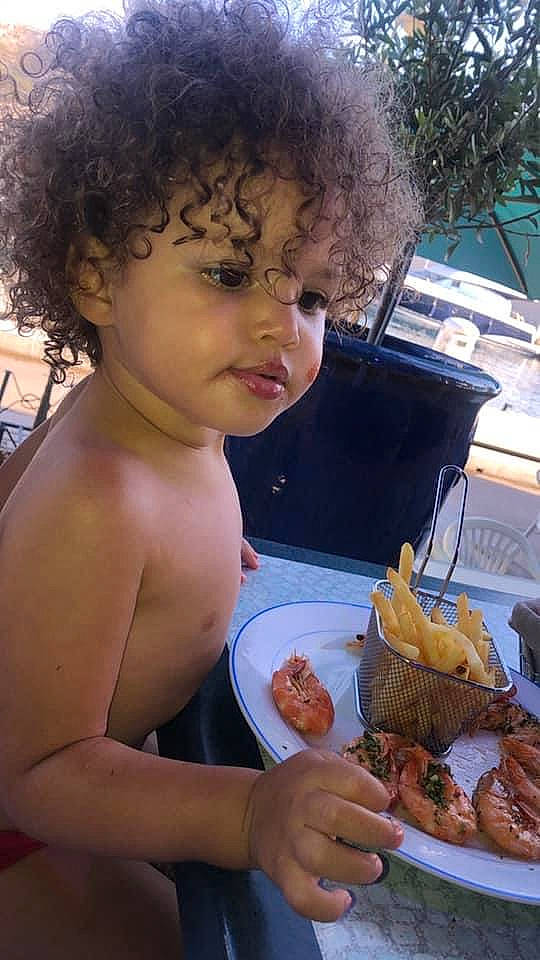 Sahïana a rejoint le concours — aidez-le/la à gagner de superbes lots ! afro, bread, child, comfort_food, cuisine, dish, fast_food, food, food_craving, french_fries, fried_food, fun, happy, ingredient, junk_food, person, plate, sandwich, table, tableware