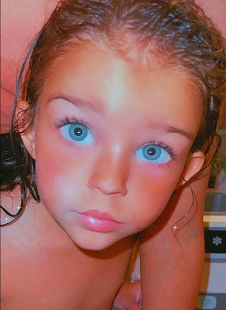 Amanda a rejoint le concours — aidez-le/la à gagner de superbes lots ! black_hair, blond, cheek, chest, chin, ear, eye, eyebrow, eyelash, face, facial_expression, forehead, iris, jaw, lip, mouth, neck, nose, person, shoulder