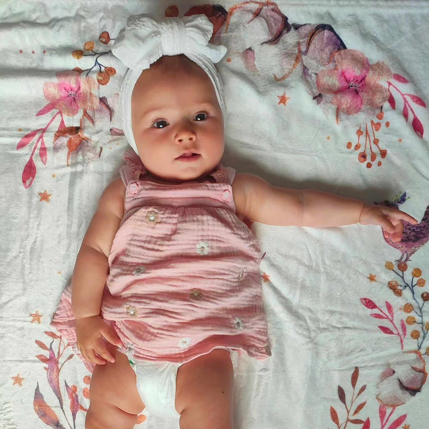 Anna a rejoint le concours — aidez-le/la à gagner de superbes lots ! baby, beachwear, blanket, bonnet, clothing, crawling, diaper, dress, face, hat, head, newborn, person, photography, portrait, sitting, sleeve, standing