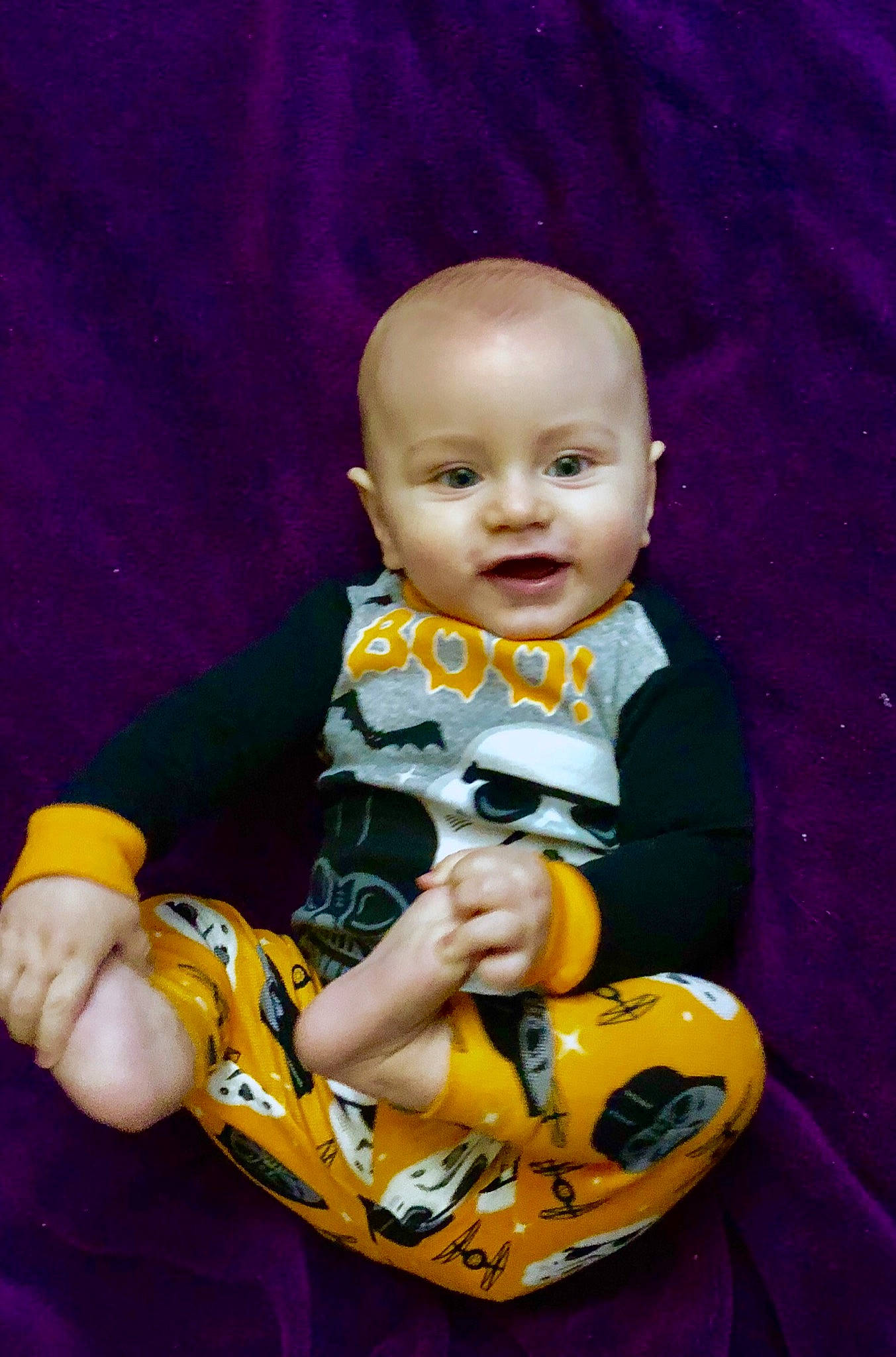 Atreyu is registered to the contest to win money with this photo: baby, child, person, sitting, toddler