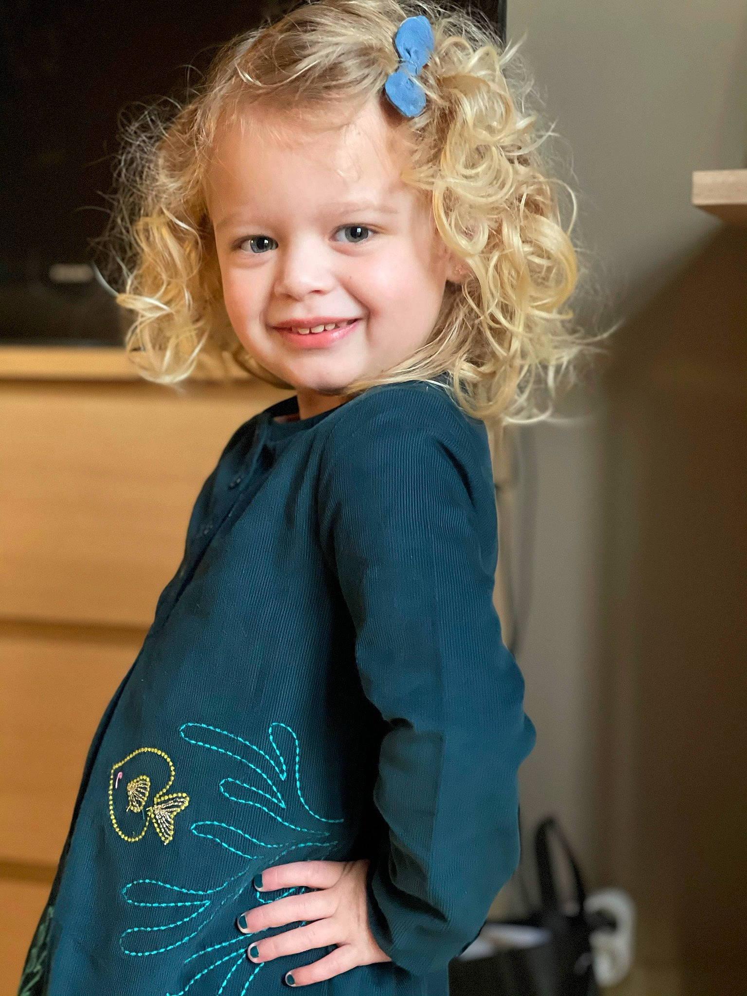 Cléa participe au concours pour gagner de l'argent avec cette photo : azure, blue, chin, clothing, eye, face, facial_expression, flash_photography, hair, hairstyle, hand, head, human, human_body, iris, joy, neck, organ, person, skin