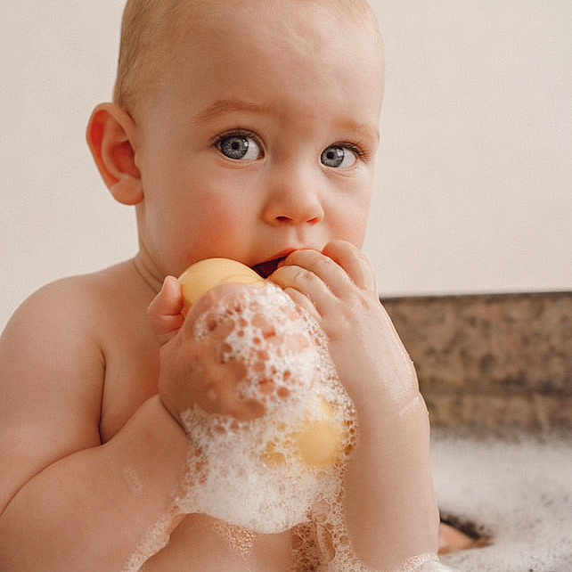 Gabriel participe au concours pour gagner de l'argent avec cette photo : baby, bath, bubbles, child, closeup, cute, expression, face, foam, hands, indoors, infant, playful, portrait, rubber_duck, skin, splash, tub, water, wet