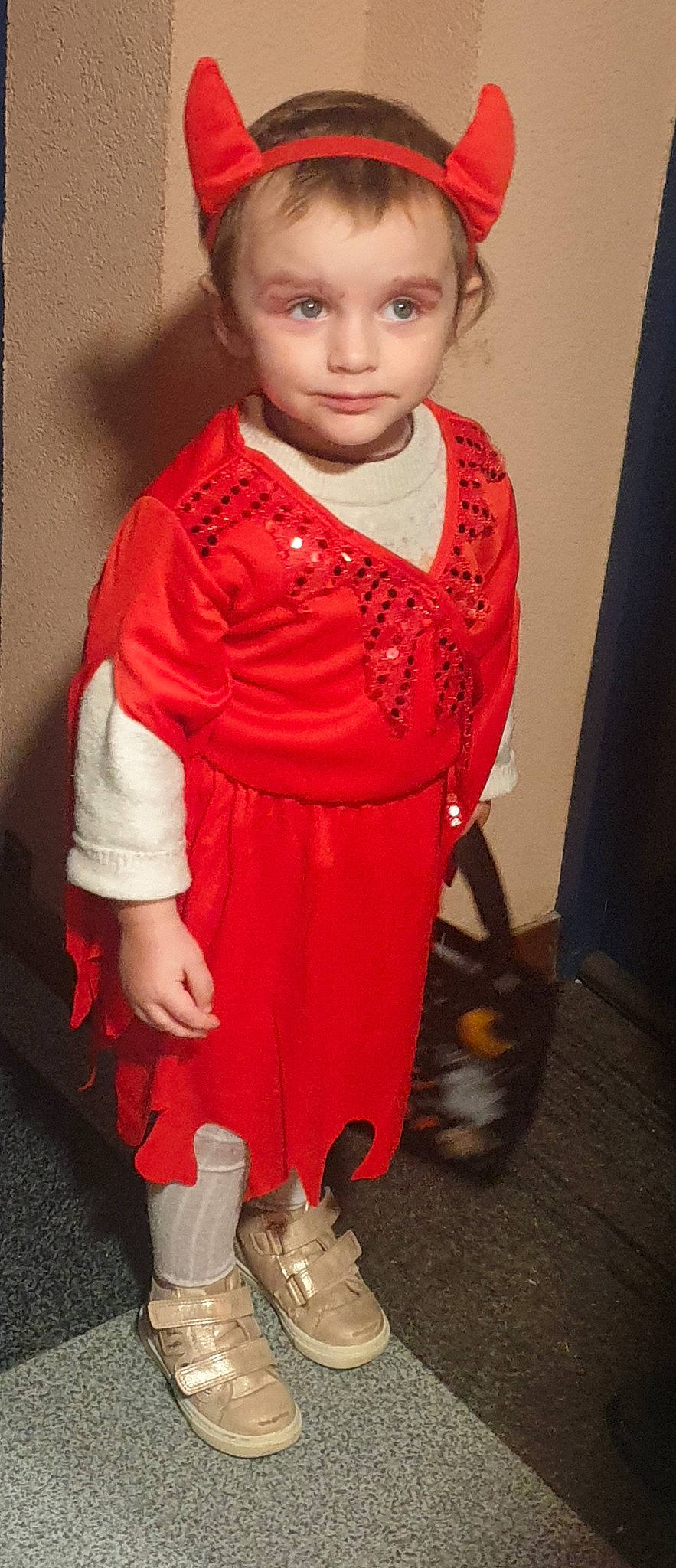 Emie participe au concours pour gagner de l'argent avec cette photo : baby_toddler_clothing, bow_tie, costume, day_dress, doll, embellishment, fashion_accessory, fashion_design, formal_wear, jewellery, lip, neck, one_piece_garment, pattern, peach, person, shoulder, sleeve, vintage_clothing, white