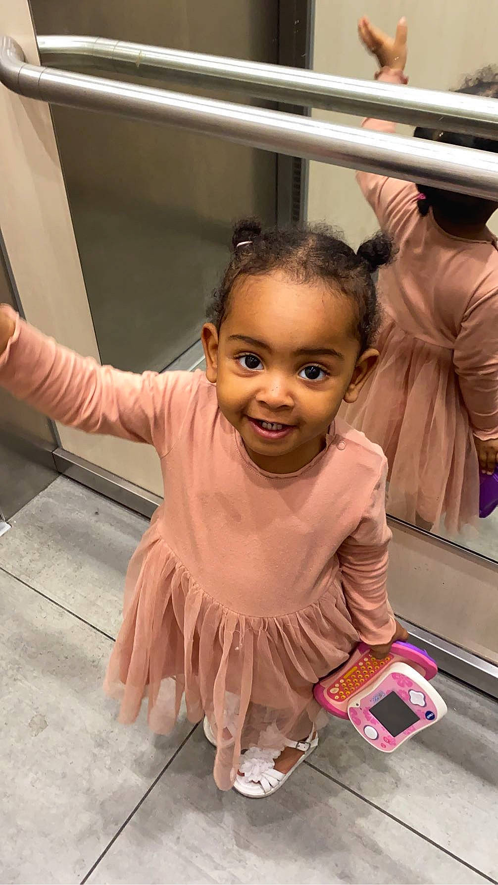 Lilya a rejoint le concours — aidez-le/la à gagner de superbes lots ! bag, child, event, fashion_design, flash_photography, flooring, fun, happy, joy, leisure, luggage_and_bags, magenta, person, pink, room, sandal, sitting, skin, smile, snapshot