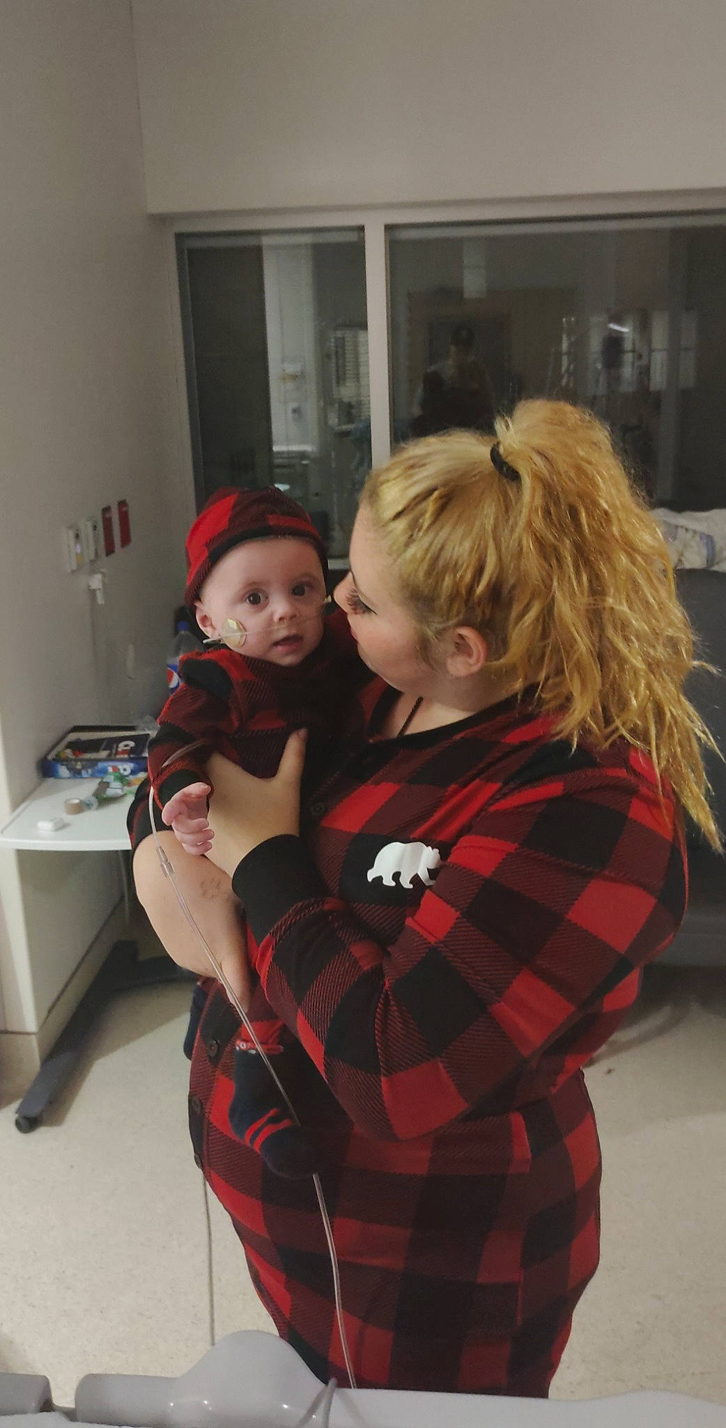 Tyler a rejoint le concours — aidez-le/la à gagner de superbes lots ! baby, child, christmas, comfort, event, flooring, fun, headwear, holiday, joint, long_hair, pattern, person, plaid, room, shoulder, sitting, t_shirt, tartan, textile