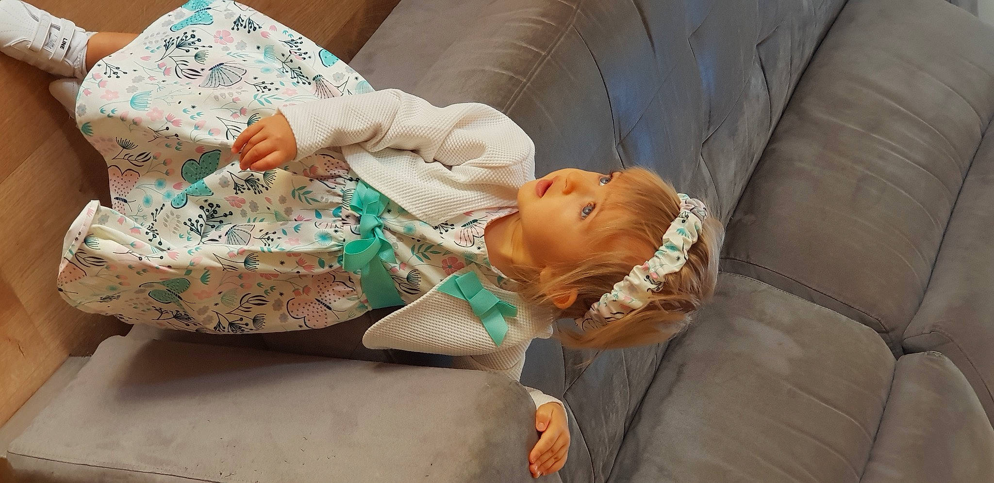 Line participe au concours pour gagner de l'argent avec cette photo : baby, baby_products, baby_toddler_clothing, chair, child, comfort, elbow, human_leg, linens, nap, pattern, person, room, sitting, sleep, sleeve, toddler, wood