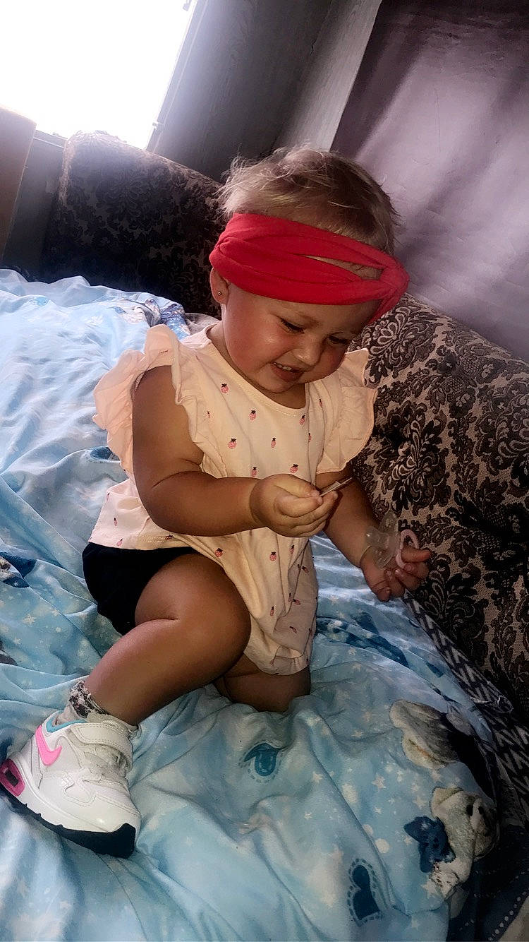 Mayana participe au concours pour gagner de l'argent avec cette photo : child, headwear, person, toddler