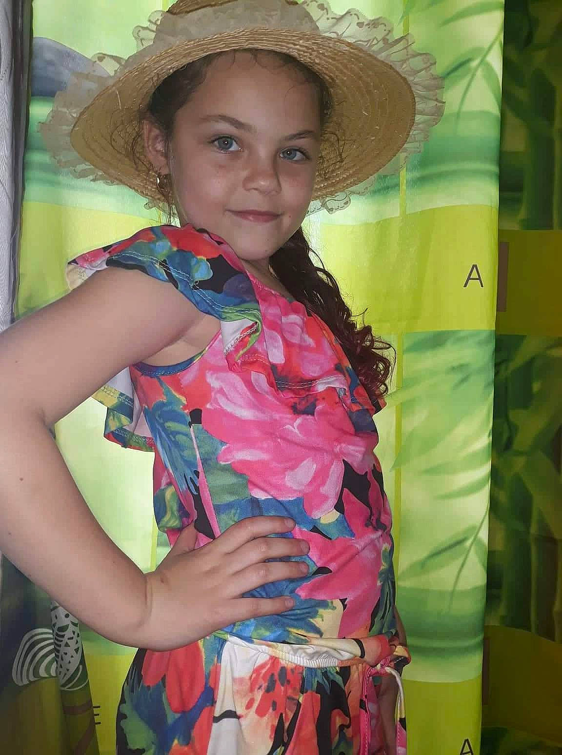 Delisia participe au concours pour gagner de l'argent avec cette photo : child_model, clothing, fashion_accessory, fashion_design, headgear, lady, peach, person