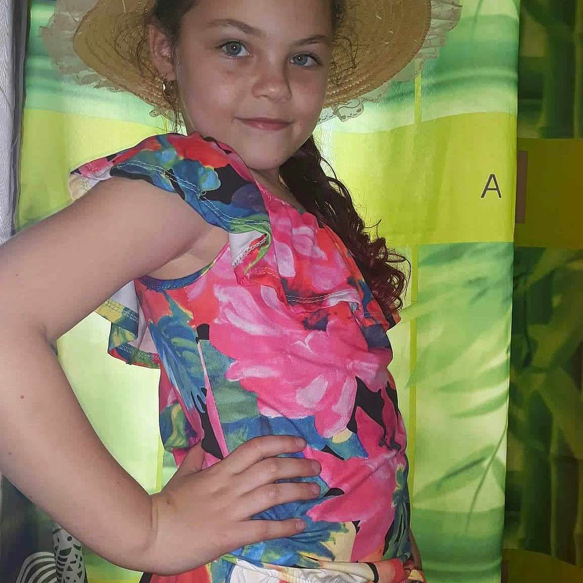 Delisia participe au concours pour gagner de l'argent avec cette photo : child_model, clothing, fashion_accessory, fashion_design, headgear, lady, peach, person