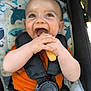 Louison a rejoint le concours — aidez-le/la à gagner de superbes lots ! baby, child, smiling, eating, biscuit, stroller, seatbelt, orange_shirt, marine_pattern, happy, closeup, infant, hands, face, mouth_open, outdoor, sunlight, cute, playful, portrait