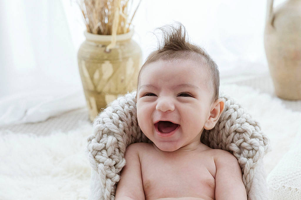 Mathias participe au concours pour gagner de l'argent avec cette photo : baby, baby_toddler_clothing, child, comfort, eye, eyelash, face, flash_photography, gesture, hair, happy, head, iris, linens, neck, person, skin, smile, textile, toddler