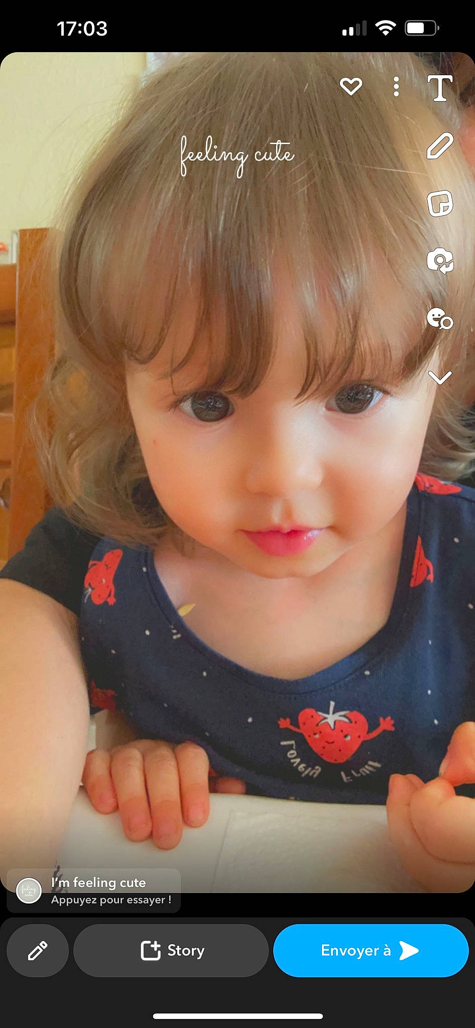 Carla participe au concours pour gagner de l'argent avec cette photo : cheek, chin, ear, eye, eyebrow, eyelash, facial_expression, finger, forehead, gesture, hand, human_body, iris, lip, mouth, nose, organ, person, pink, skin