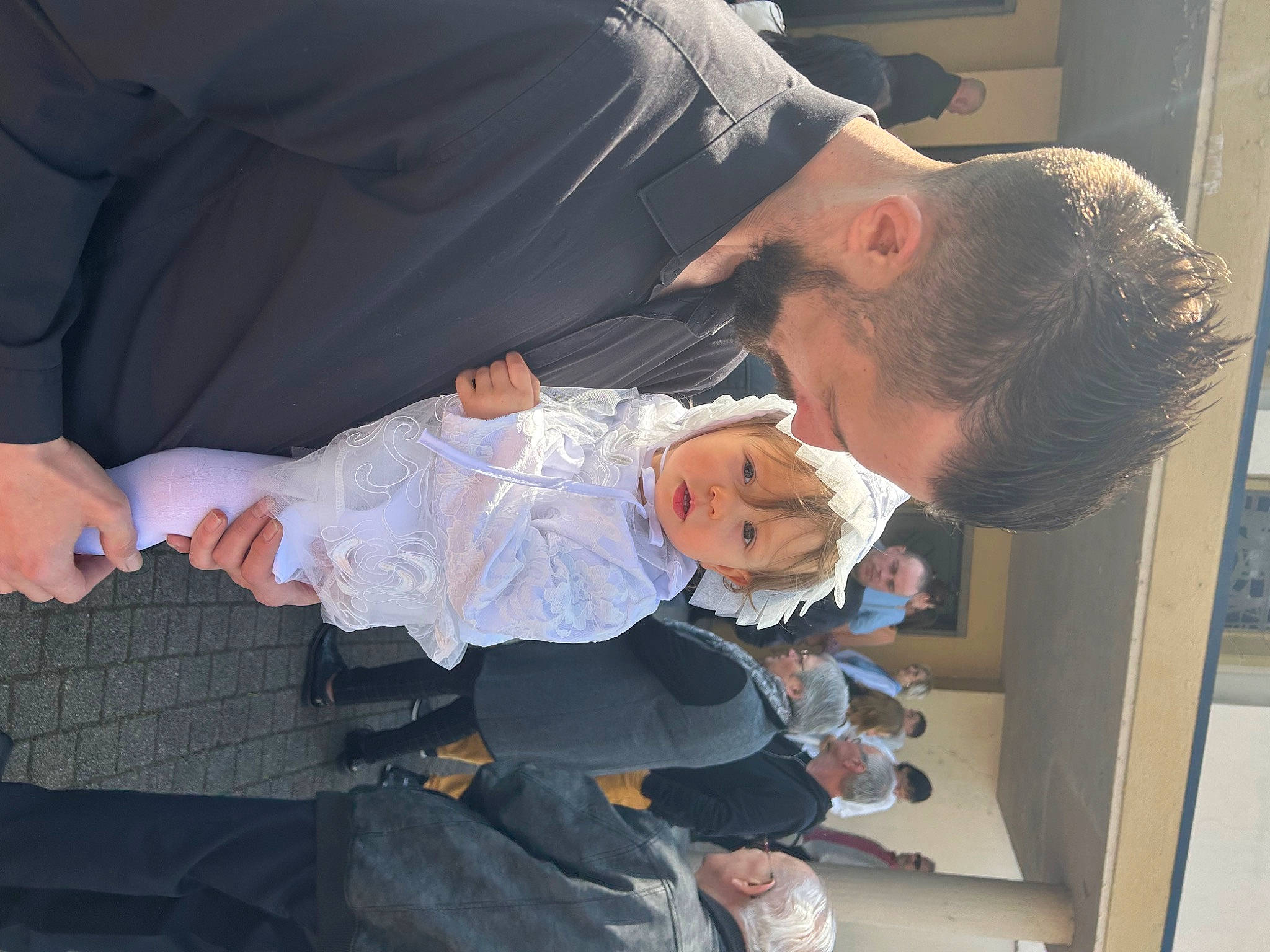 Carla a rejoint le concours — aidez-le/la à gagner de superbes lots ! baby, baby_products, child, comfort, event, fun, gesture, happy, hat, lap, person, sitting, suit, tie, toddler