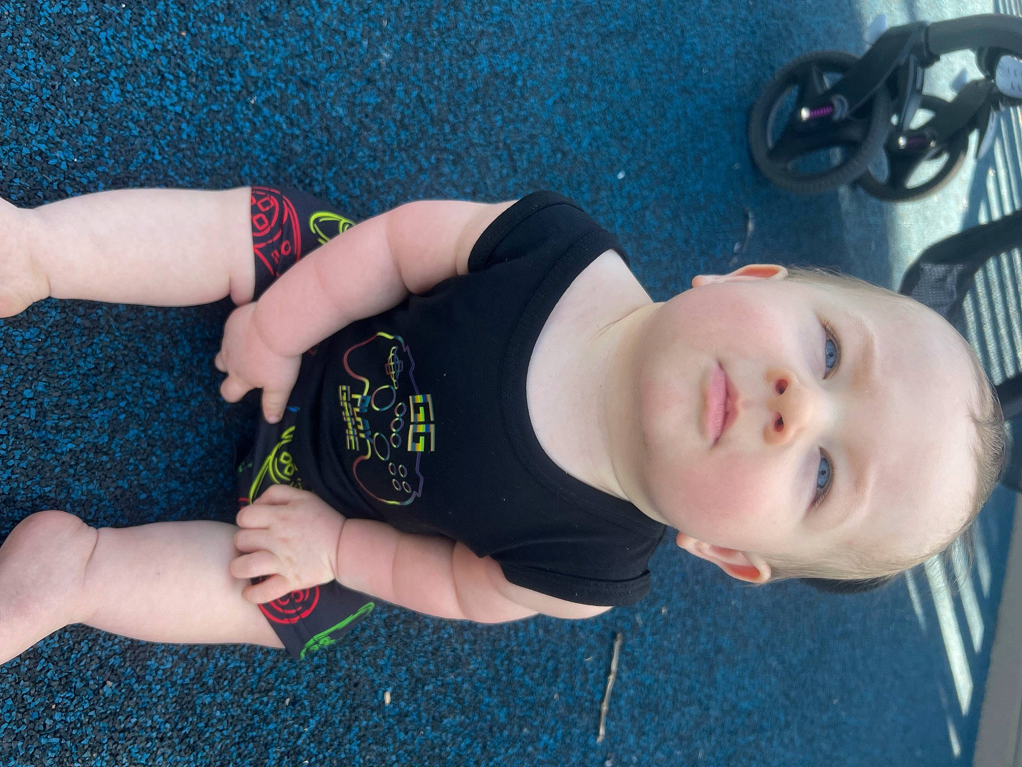 Chance is registered to the contest to win money with this photo: baby_toddler_clothing, elbow, eyewear, finger, foot, gesture, grass, hand, human_leg, joint, knee, leg, pattern, person, sleeve, smile, t_shirt, thigh, thumb, toddler