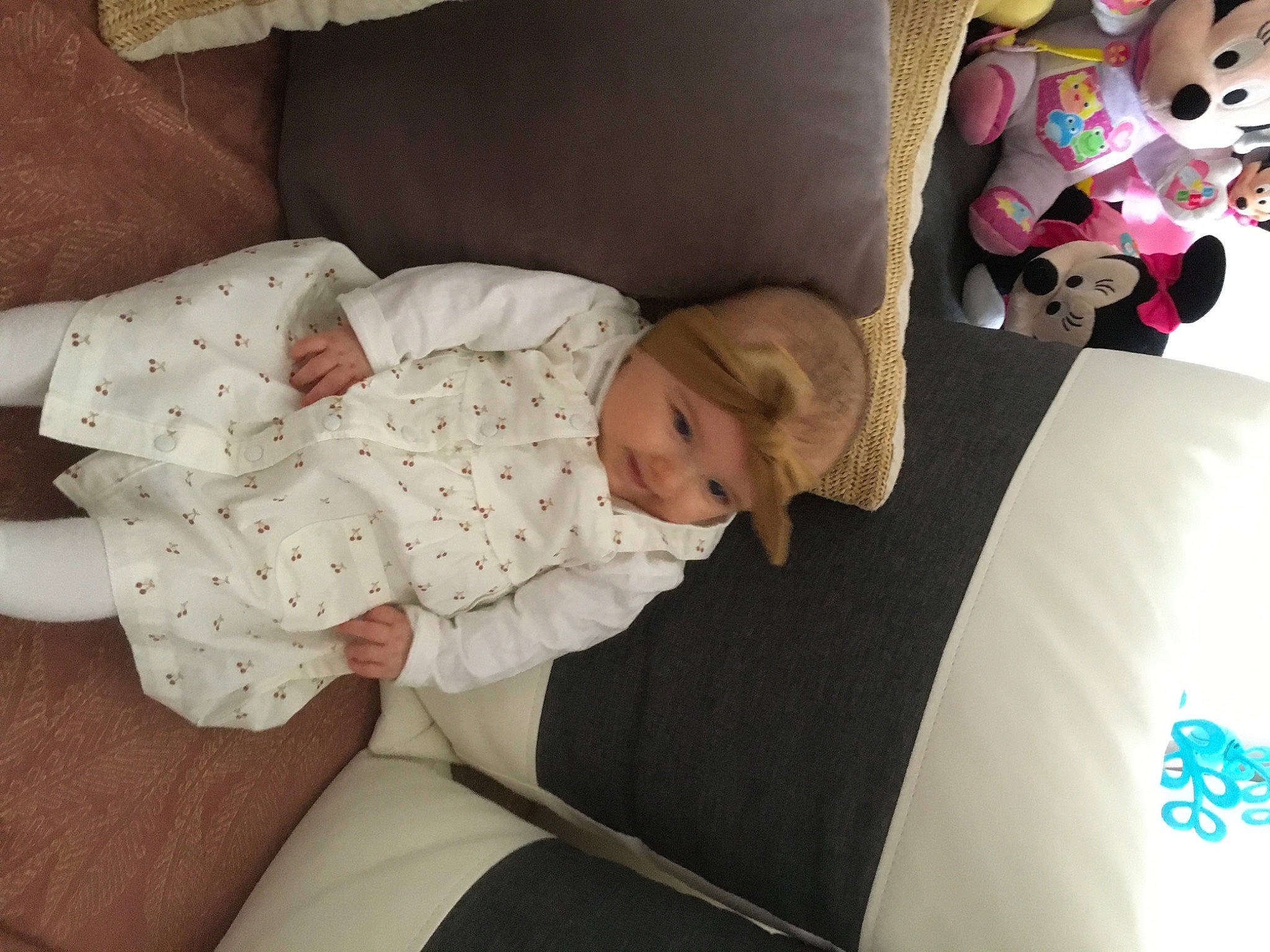 Celyanna participe au concours pour gagner de l'argent avec cette photo : baby, baby_products, baby_safety, baby_sleeping, baby_toddler_clothing, bed_sheet, bedding, bedtime, child, comfort, couch, headwear, infant_bed, linens, person, room, sleeve, stuffed_toy, textile, toddler