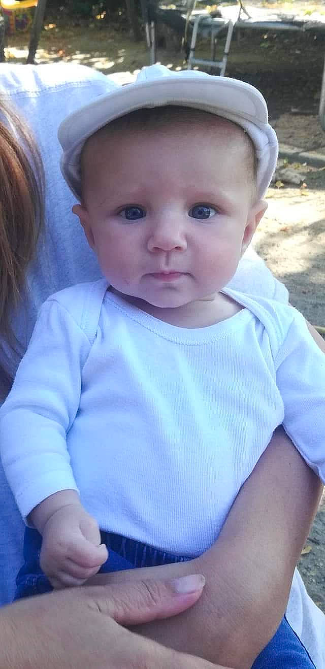 Ethan participe au concours pour gagner de l'argent avec cette photo : baby, baby_toddler_clothing, cap, cheek, child, cool, eye, eyebrow, flash_photography, fun, happy, hat, iris, lip, nose, person, skin, sleeve, sun_hat, t_shirt