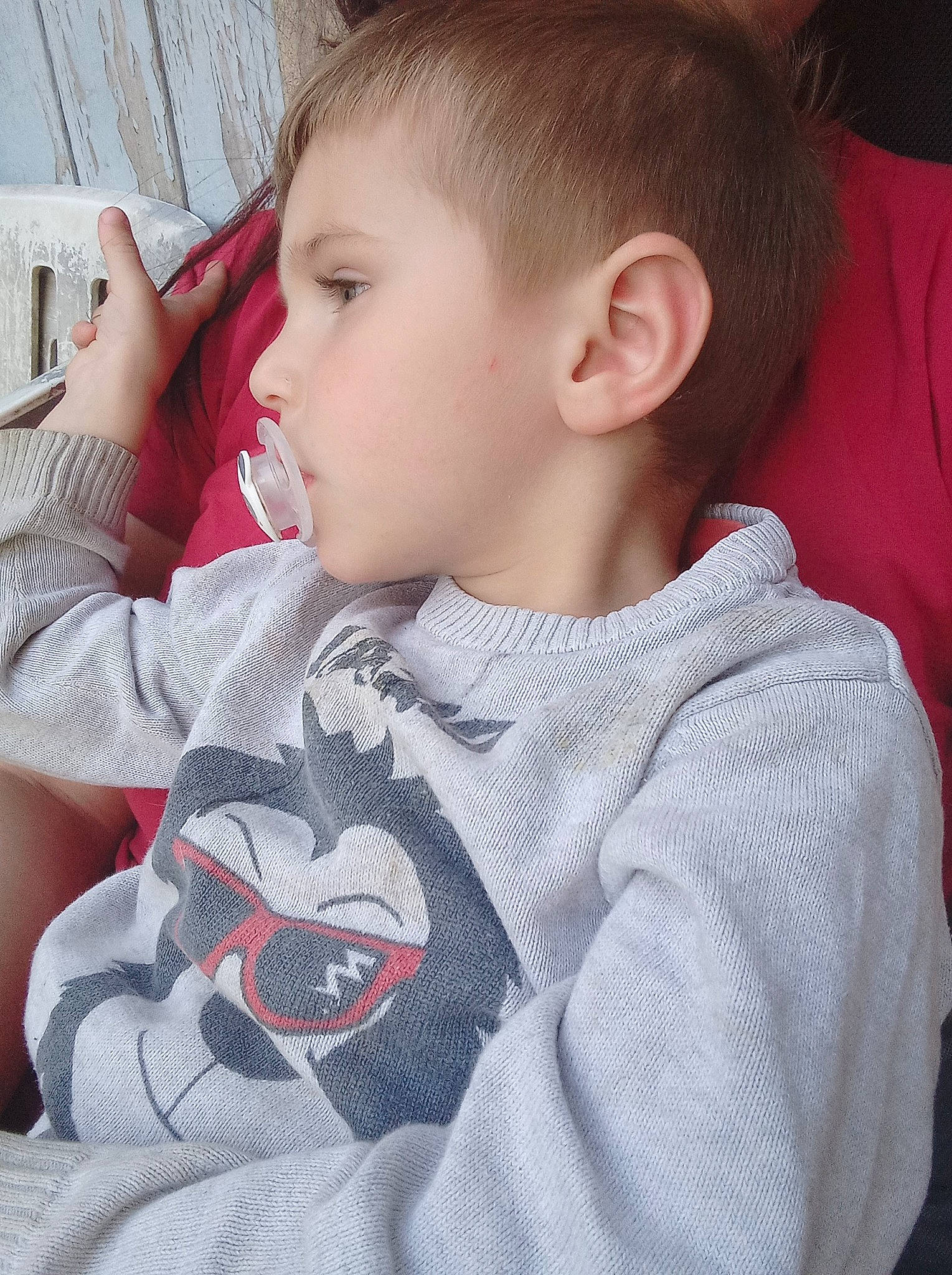 Ethan a rejoint le concours — aidez-le/la à gagner de superbes lots ! baby_toddler_clothing, black_hair, carmine, child, comfort, elbow, eyelash, happy, joint, lip, mouth, neck, nose, pattern, person, plaid, sitting, skin, sleeve, t_shirt