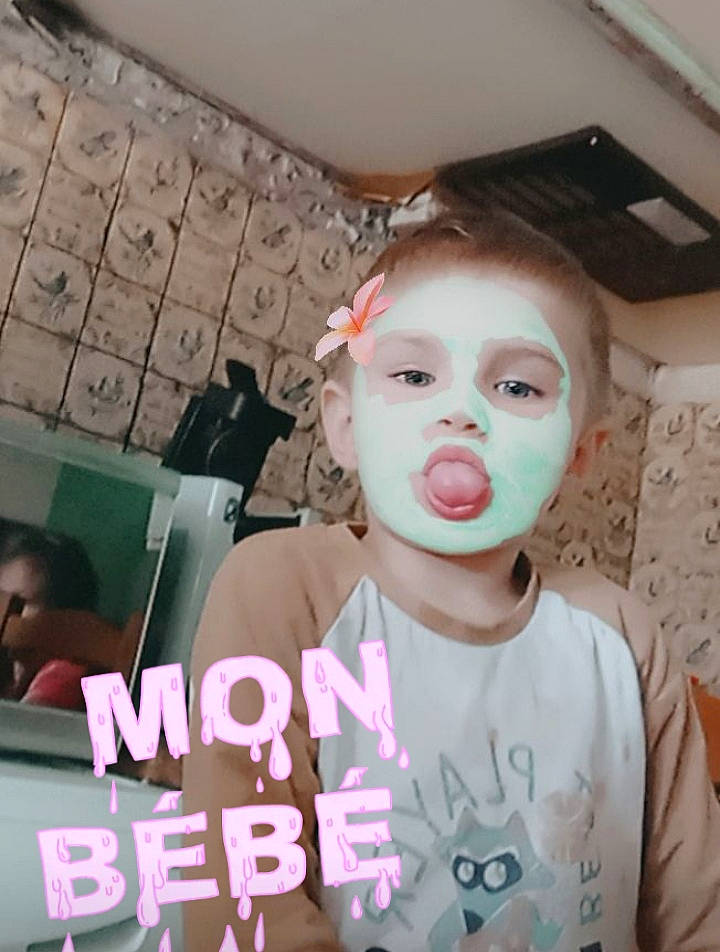 Ethan participe au concours pour gagner de l'argent avec cette photo : cheek, child, computer_keyboard, cool, eyelash, eyewear, fashion_accessory, fashion_design, font, fun, happy, input_device, lipstick, mouth, nose, person, photo_caption, selfie, sleeve, t_shirt
