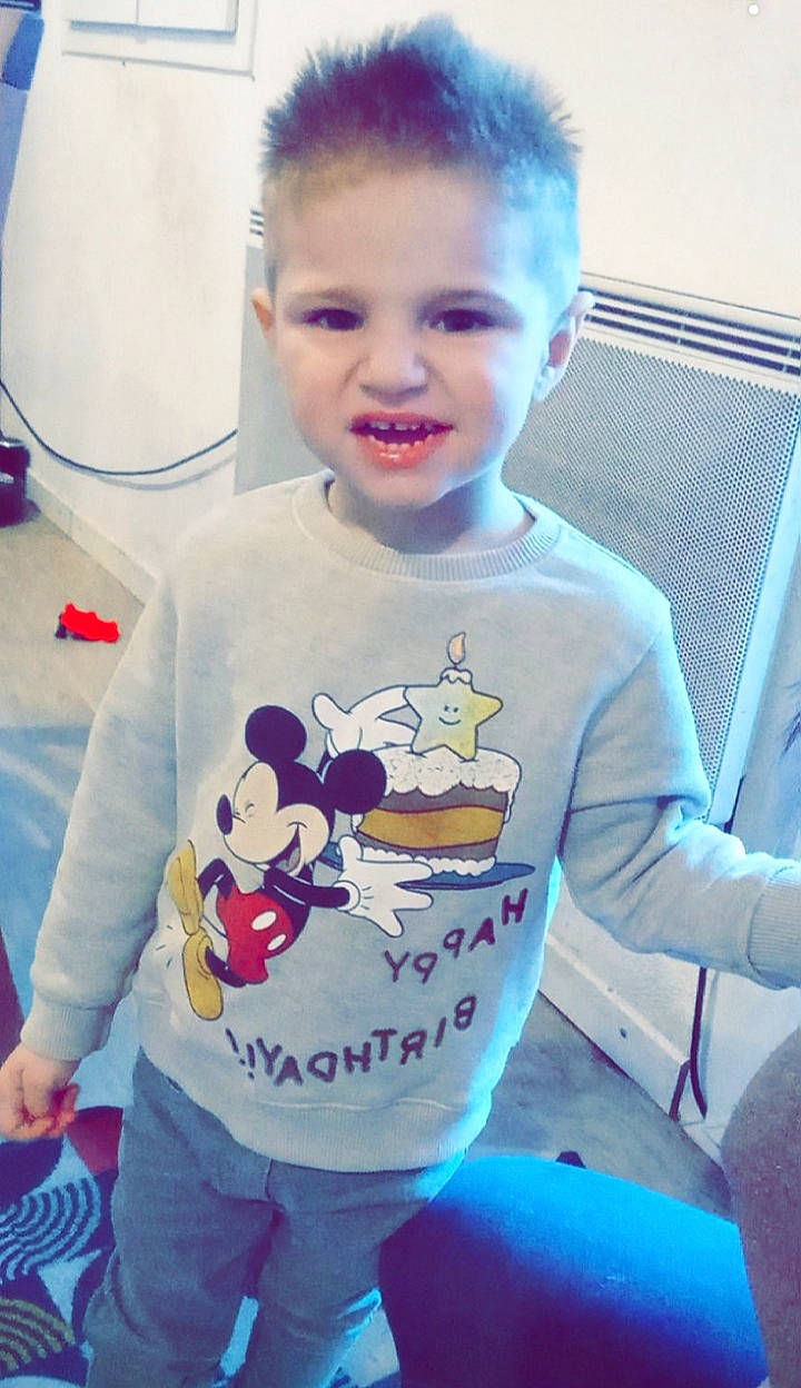 Ethan a rejoint le concours — aidez-le/la à gagner de superbes lots ! baby_toddler_clothing, beauty, child, cool, face, facial_expression, fun, hair, hairstyle, happy, head, mouth, organ, person, shoulder, sleeve, smile, standing, t_shirt, toddler