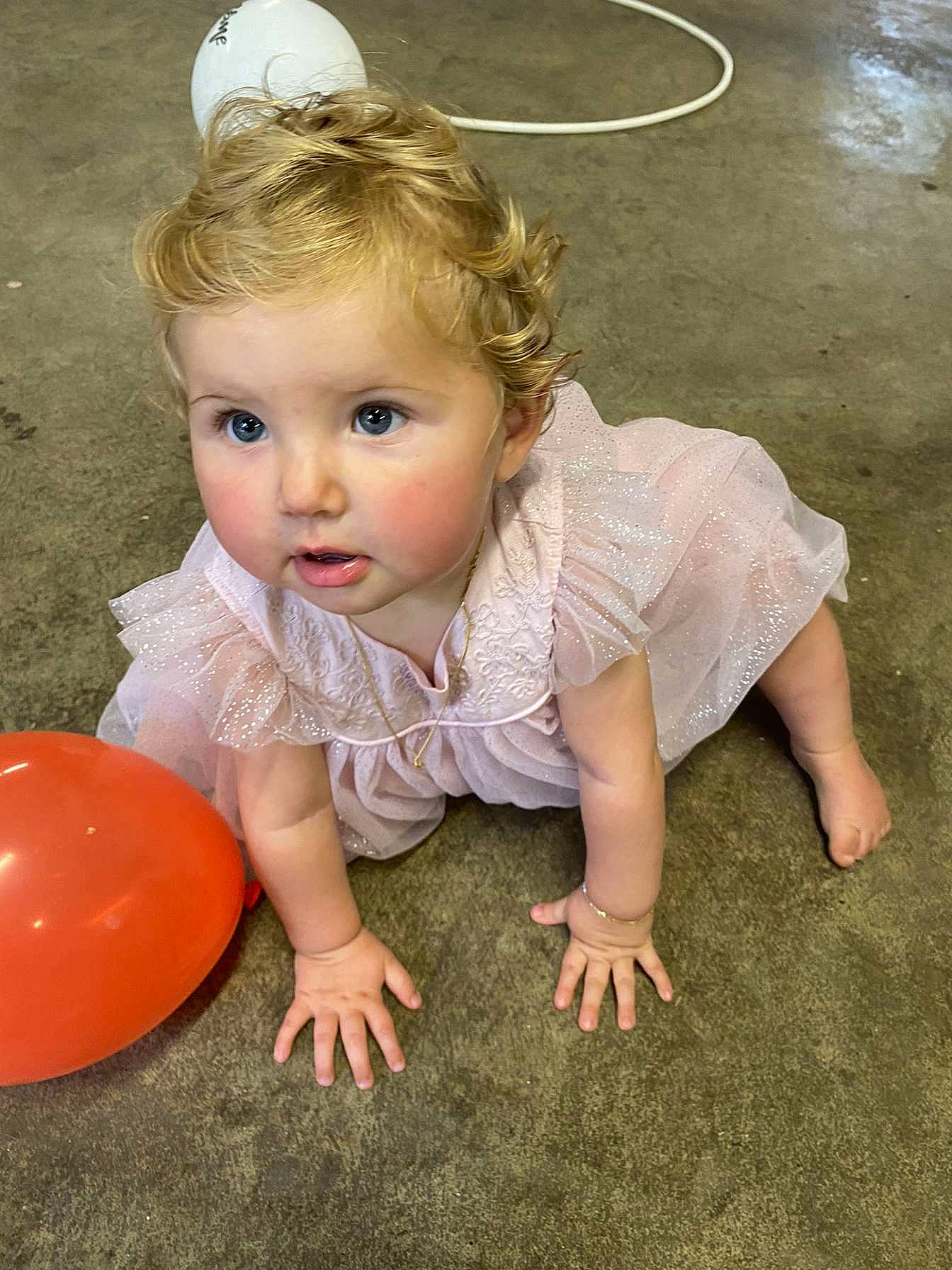 Anaë participe au concours pour gagner de l'argent avec cette photo : baby, baby_toddler_clothing, beauty, blond, child, eye, flash_photography, flooring, fun, grass, hair, hairstyle, happy, head, person, pink, sitting, skin, smile, summer