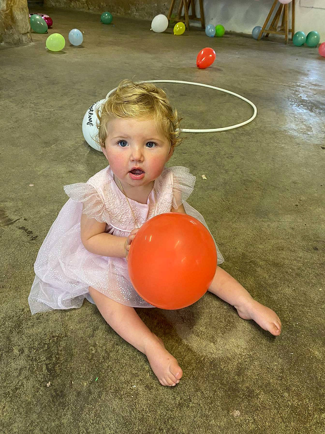Anaë a rejoint le concours — aidez-le/la à gagner de superbes lots ! baby_toddler_clothing, ball, balloon, child, flooring, fun, grass, happy, houseplant, human_leg, leisure, party_supply, person, play, recreation, sitting, sports_toy, thigh, toddler, toy