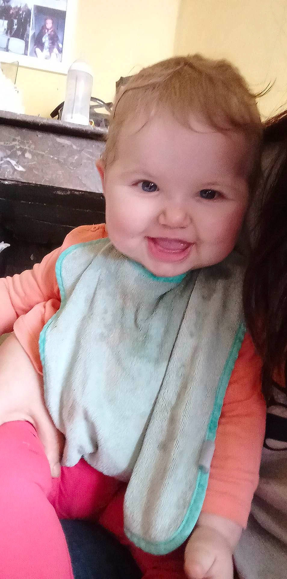 Anaë a rejoint le concours — aidez-le/la à gagner de superbes lots ! baby, baby_toddler_clothing, cheek, eyebrow, eyelash, face, finger, gesture, happy, human_body, iris, joy, lip, mouth, neck, nose, person, pink, skin, sleeve