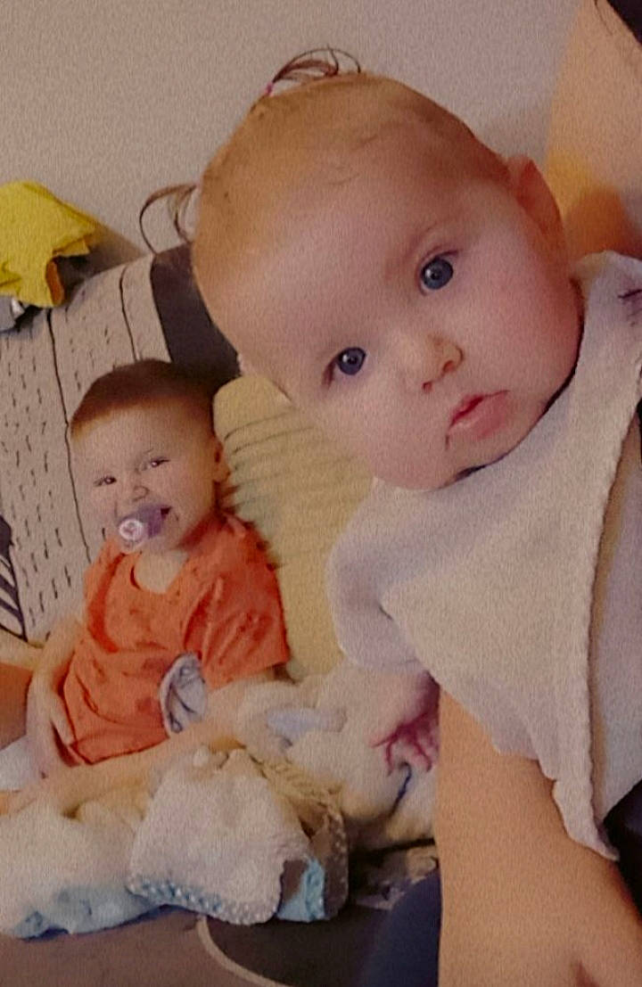 Anaë participe au concours pour gagner de l'argent avec cette photo : baby, baby_products, baby_toddler_clothing, cheek, child, comfort, doll, dress, eyelash, happy, headgear, iris, lip, mammal, nose, person, pink, skin, textile, toddler