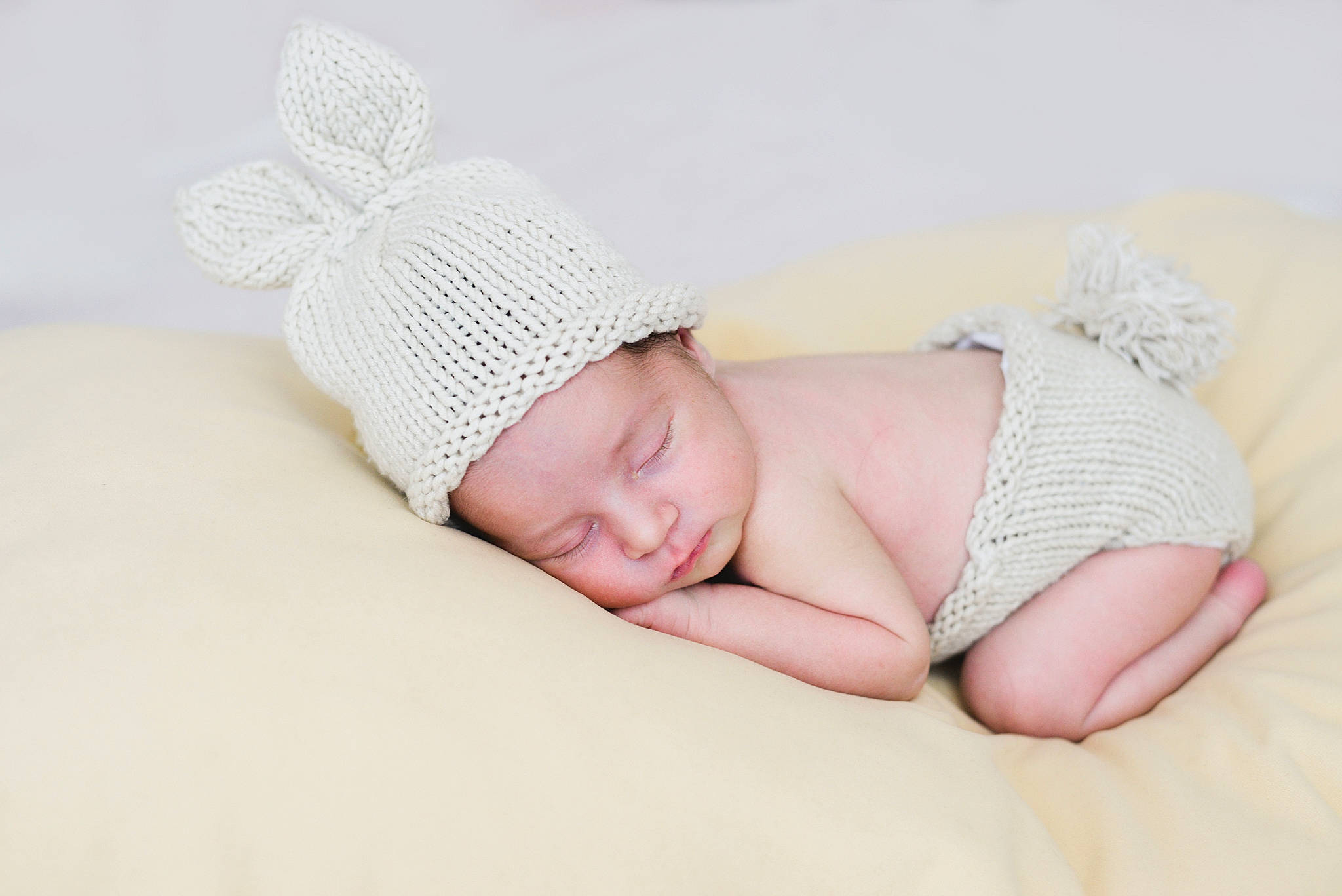 Marcus participe au concours pour gagner de l'argent avec cette photo : arm, art, baby, baby_sleeping, baby_toddler_clothing, bedding, child, comfort, fashion_accessory, finger, foot, hand, headband, headgear, headwear, linens, pattern, person, skin, textile