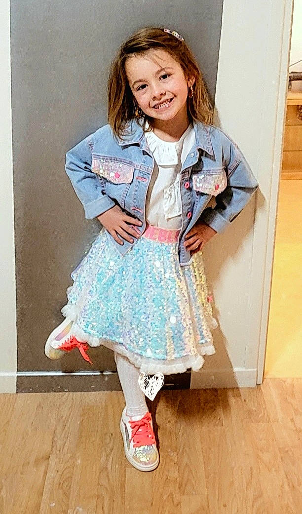 Maevie a rejoint le concours — aidez-le/la à gagner de superbes lots ! baby_toddler_clothing, child, denim, dress, electric_blue, happy, human_body, human_leg, joy, knee, leg, neck, one_piece_garment, person, shoe, sleeve, smile, sock, thigh, toddler