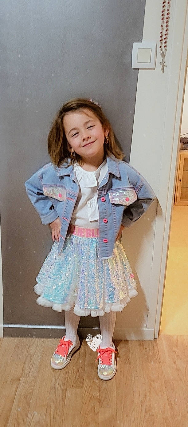 Maevie a rejoint le concours — aidez-le/la à gagner de superbes lots ! baby_toddler_clothing, blazer, cabinetry, child, collar, denim, fashion_design, happy, human_body, jacket, joy, outerwear, pattern, person, pink, shoe, sleeve, smile, sock, standing