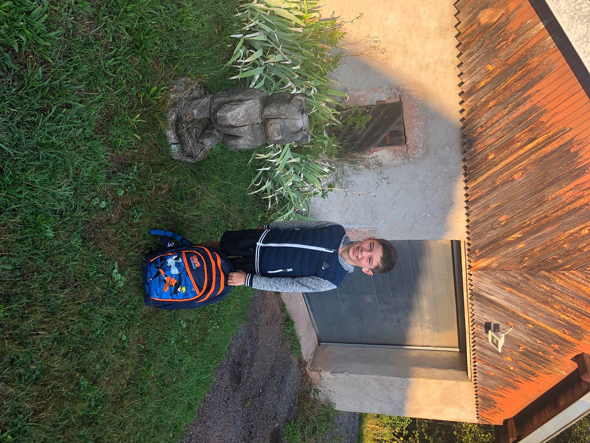 Jonas a rejoint le concours — aidez-le/la à gagner de superbes lots ! concrete, facade, flooring, grass, hardwood, house, joy, landscape, leisure, lumber, person, plant, shadow, shrub, siding, smile, stairs, t_shirt, tints_and_shades, walking_shoe