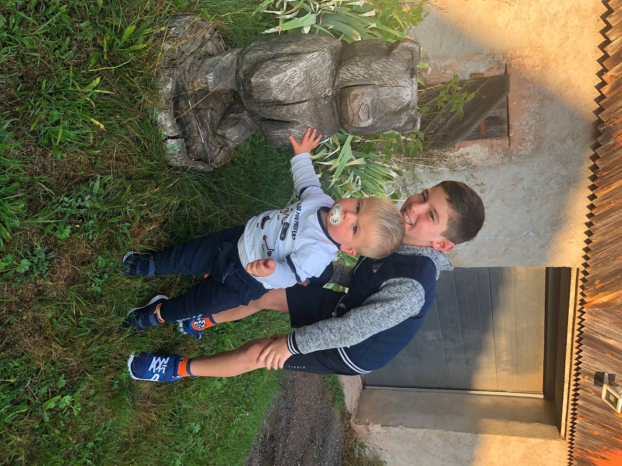 Jonas a rejoint le concours — aidez-le/la à gagner de superbes lots ! child, grass, hat, joy, leisure, outdoor_shoe, people_in_nature, person, plant, sitting, soil, toddler, tree, walking_shoe, wood