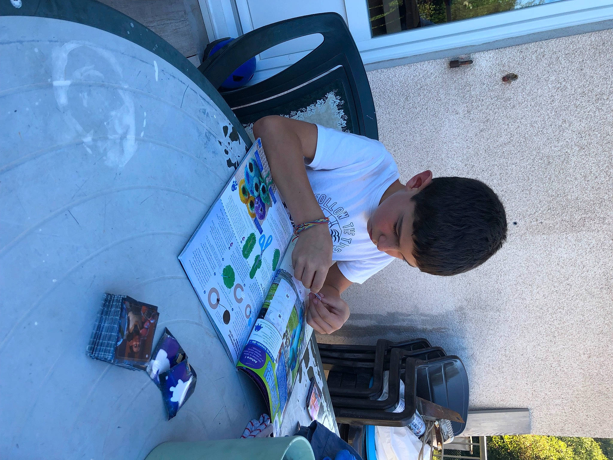 Jonas a rejoint le concours — aidez-le/la à gagner de superbes lots ! automotive_exterior, automotive_window_part, backpack, bag, baseball_cap, elbow, electric_blue, fun, green, hat, leisure, luggage_and_bags, person, personal_protective_equipment, recreation, shorts, t_shirt, world