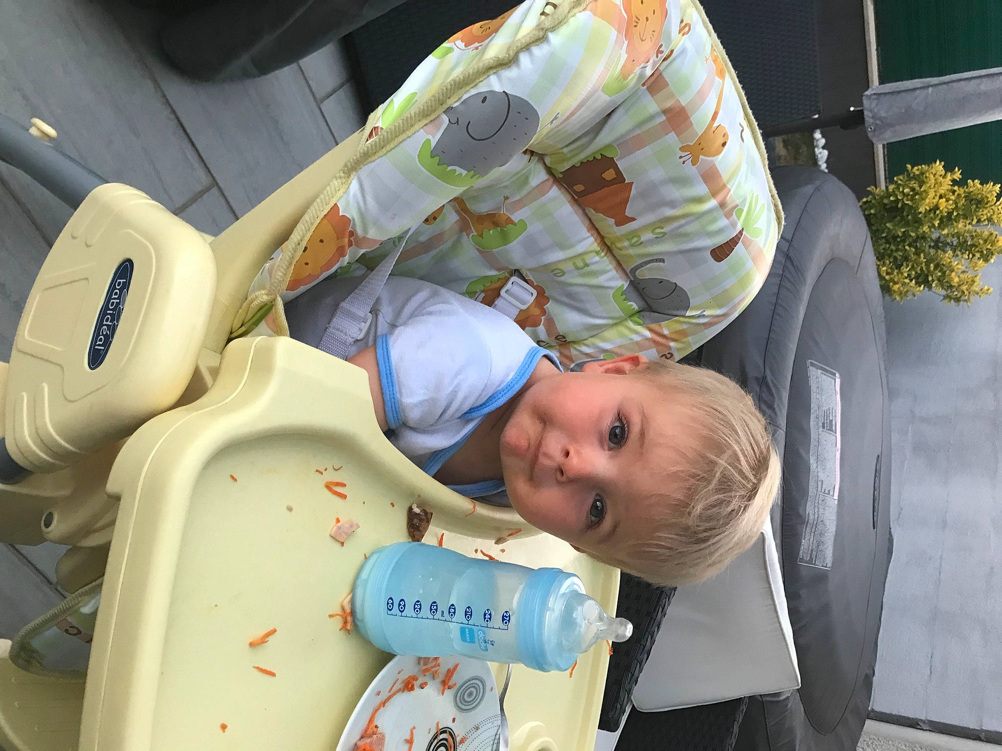 Nino participe au concours pour gagner de l'argent avec cette photo : baby, baby_products, baby_toddler_clothing, child, fun, gas, hat, leisure, machine, organ, person, plant, plastic, plastic_bottle, sitting, smile, t_shirt, toddler