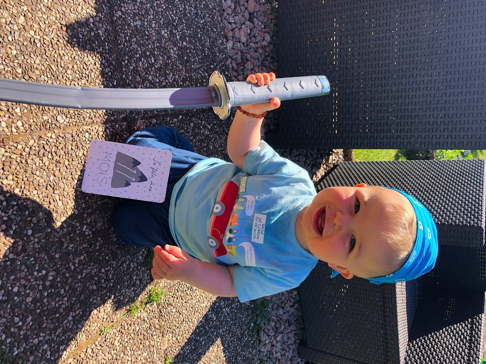 Nino a rejoint le concours — aidez-le/la à gagner de superbes lots ! asphalt, baby, baseball_cap, cap, child, elbow, electric_blue, fun, grass, hat, human_leg, joy, leisure, person, play, recreation, smile, soil, t_shirt, toddler
