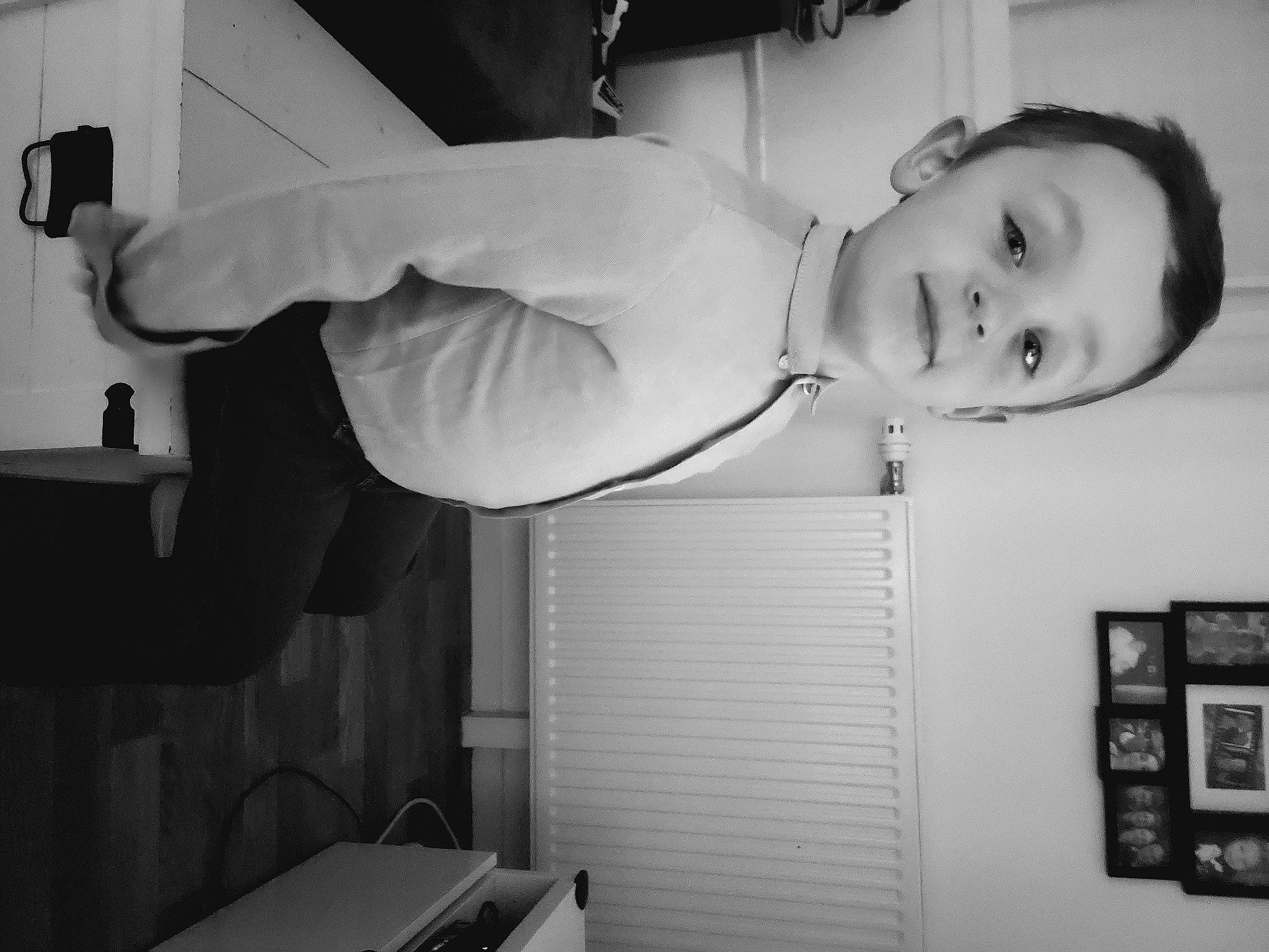 Hayden a rejoint le concours — aidez-le/la à gagner de superbes lots ! black, black_and_white, chest, elbow, eye, finger, flash_photography, gesture, human_leg, knee, leg, monochrome, monochrome_photography, person, room, shoulder, smile, style, trunk, white