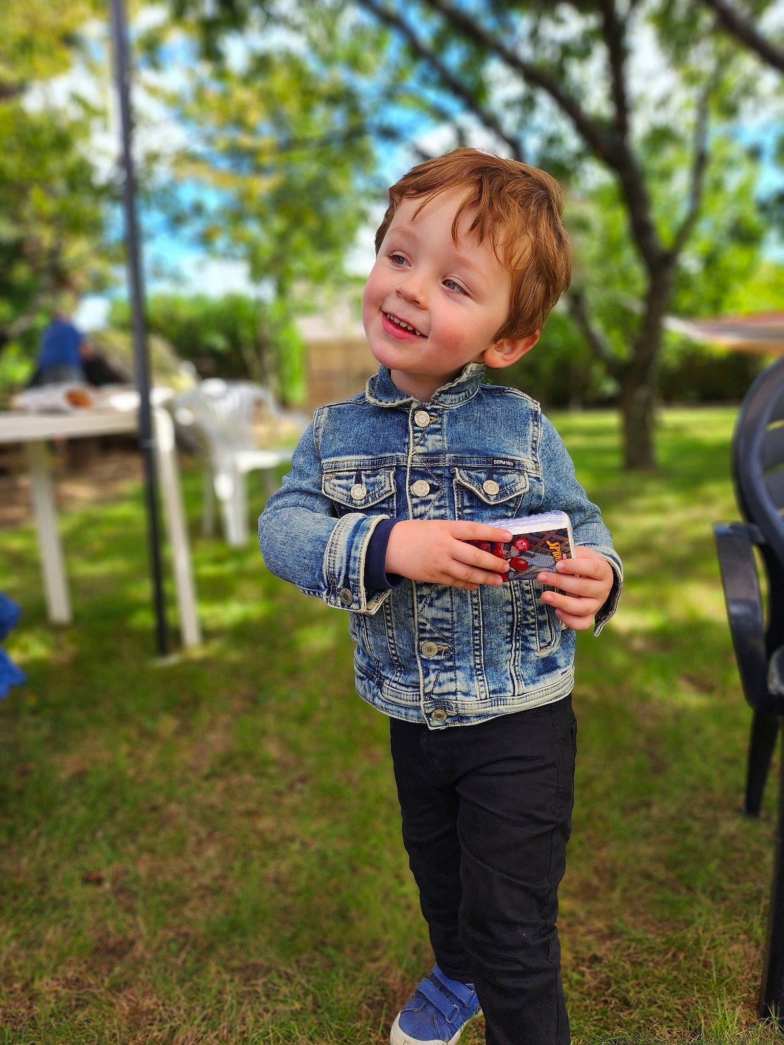 Hayden a rejoint le concours — aidez-le/la à gagner de superbes lots ! baby, chair, child, denim, electric_blue, facial_expression, fun, grass, hairstyle, happy, joy, leisure, pattern, people_in_nature, person, plant, recreation, sitting, smile, toddler