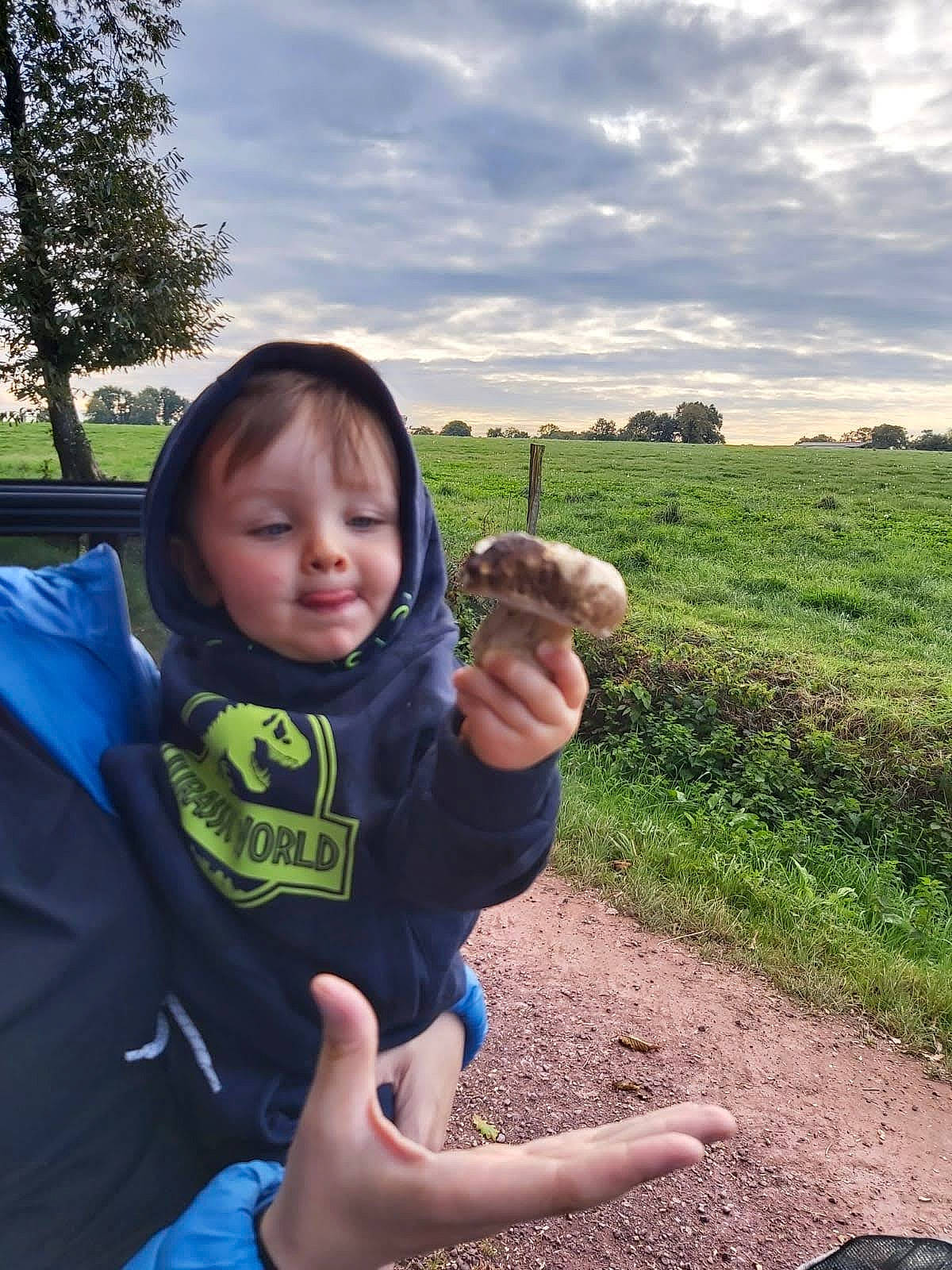 Hayden a rejoint le concours — aidez-le/la à gagner de superbes lots ! agriculture, baby, child, cloud, fun, gesture, grass, grassland, hand, happy, landscape, leisure, people_in_nature, person, plant, recreation, sky, soil, thumb, toddler