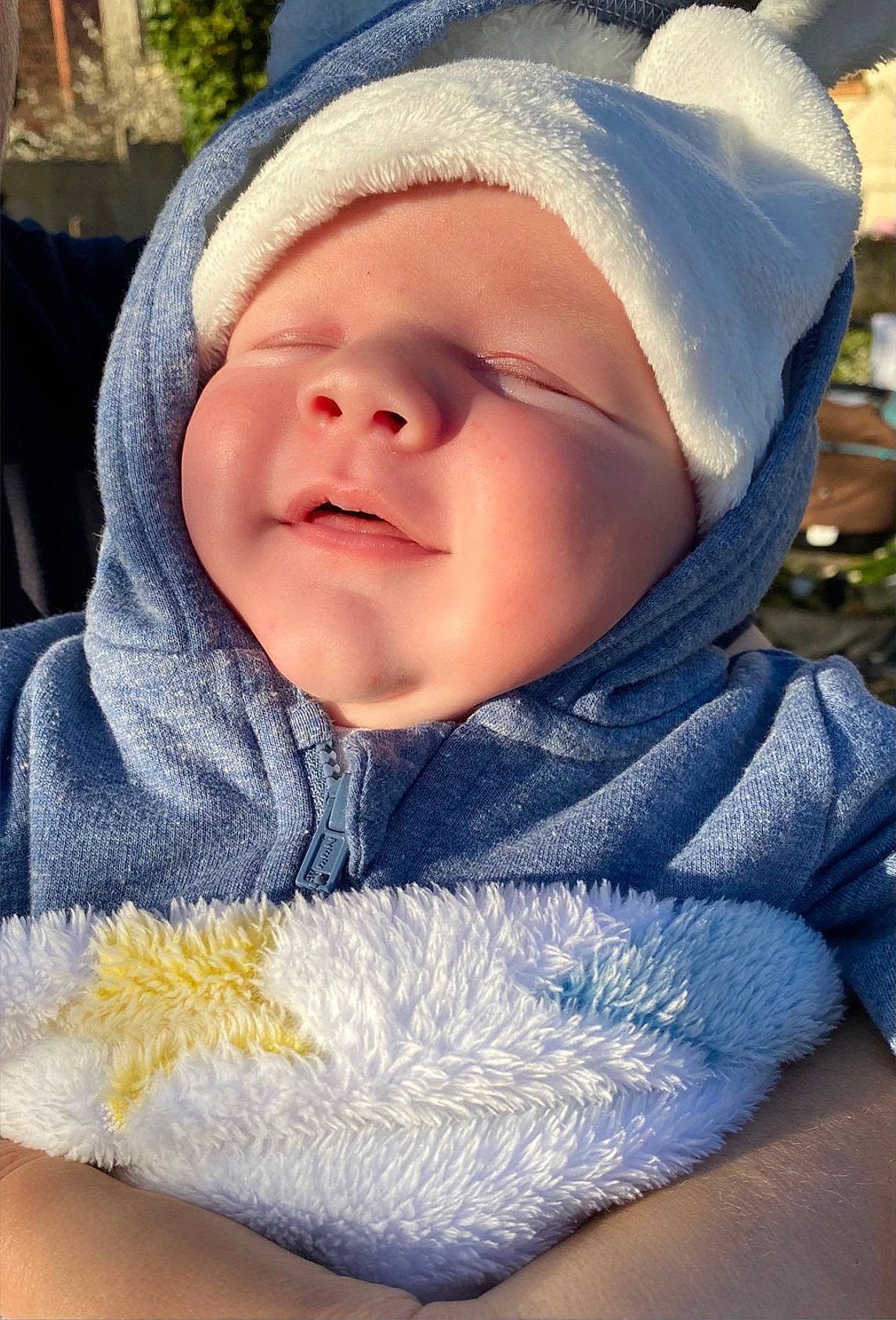 Eric participe au concours pour gagner de l'argent avec cette photo : azure, baby, baby_toddler_clothing, cap, cheek, child, cool, electric_blue, face, facial_expression, grass, happy, headgear, lip, person, product, skin, sleeve, smile, textile