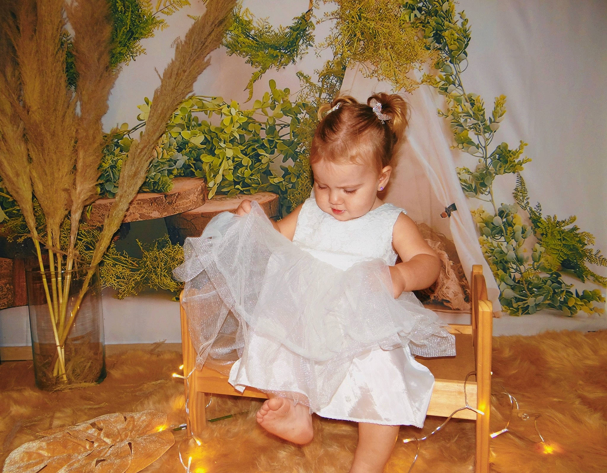 Lorena a rejoint le concours — aidez-le/la à gagner de superbes lots ! baby_toddler_clothing, bridal_accessory, bridal_party_dress, child, day_dress, dress, embellishment, event, fashion_accessory, flash_photography, flooring, fun, grass, happy, peach, person, plant, sitting, toddler, tree