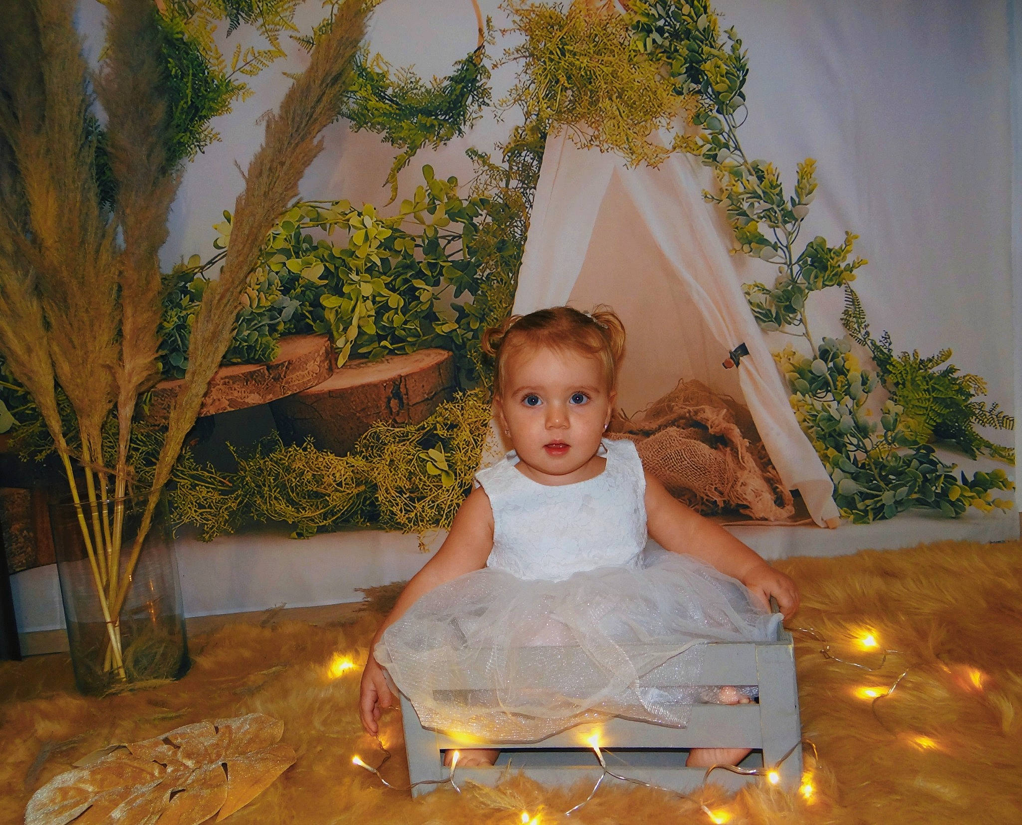 Lorena a rejoint le concours — aidez-le/la à gagner de superbes lots ! baby, bridal_accessory, bridal_clothing, child, dress, event, flash_photography, flooring, formal_wear, fun, gown, grass, happy, person, plant, sitting, toddler, tree, wedding_ceremony_supply, wedding_dress