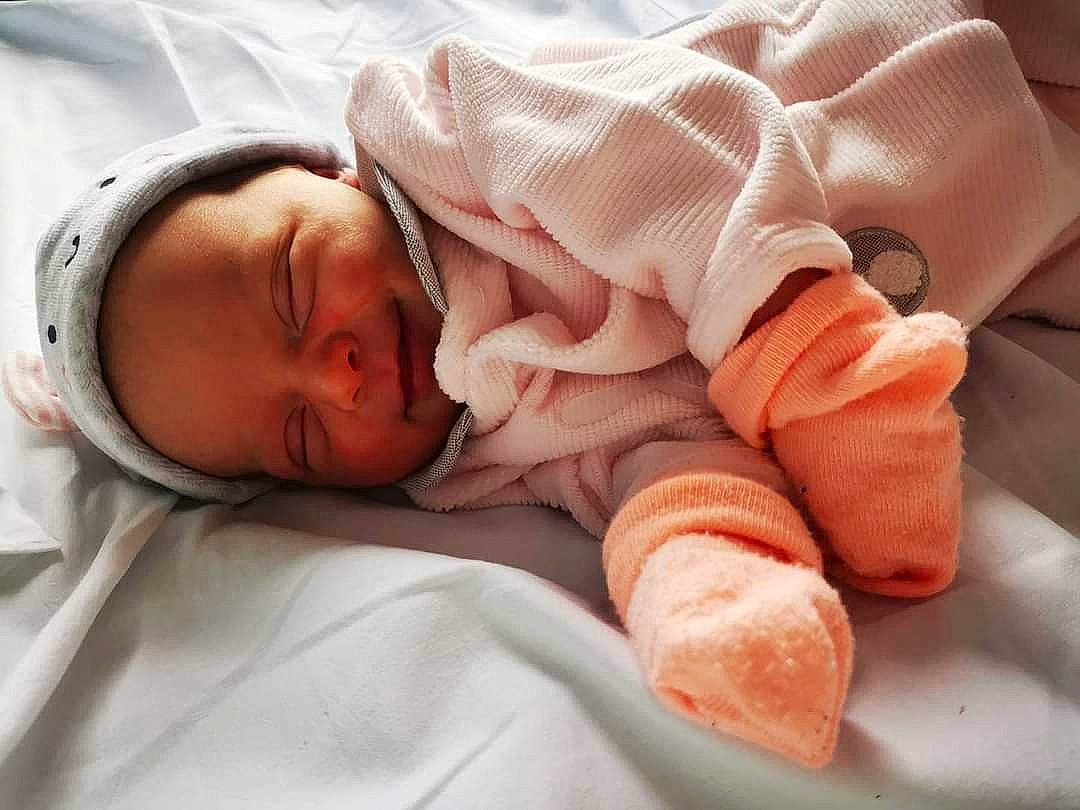 Giulya participe au concours pour gagner de l'argent avec cette photo : baby, baby_products, baby_sleeping, baby_toddler_clothing, bedtime, child, comfort, event, face, finger, gesture, linens, nap, pattern, peach, person, room, skin, sleep, thumb