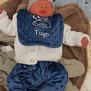 Tiago a rejoint le concours — aidez-le/la à gagner de superbes lots ! baby, newborn, sleeping, blue_clothing, white_sweater, hat, bib, blanket, soft_texture, indoor, cozy, cute, infant, child, resting, portrait, sleep, clothing, warm, comfort