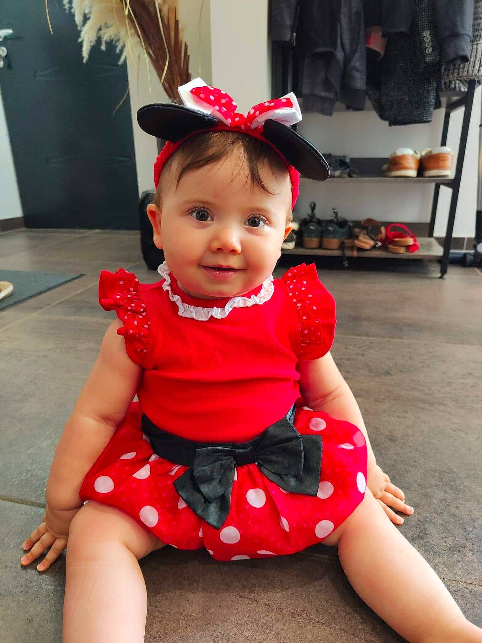 Lylia participe au concours pour gagner de l'argent avec cette photo : baby, baby_toddler_clothing, child, dress, event, eye, happy, hat, human_leg, magenta, pattern, person, pink, red, sitting, skin, sleeve, smile, standing, thigh