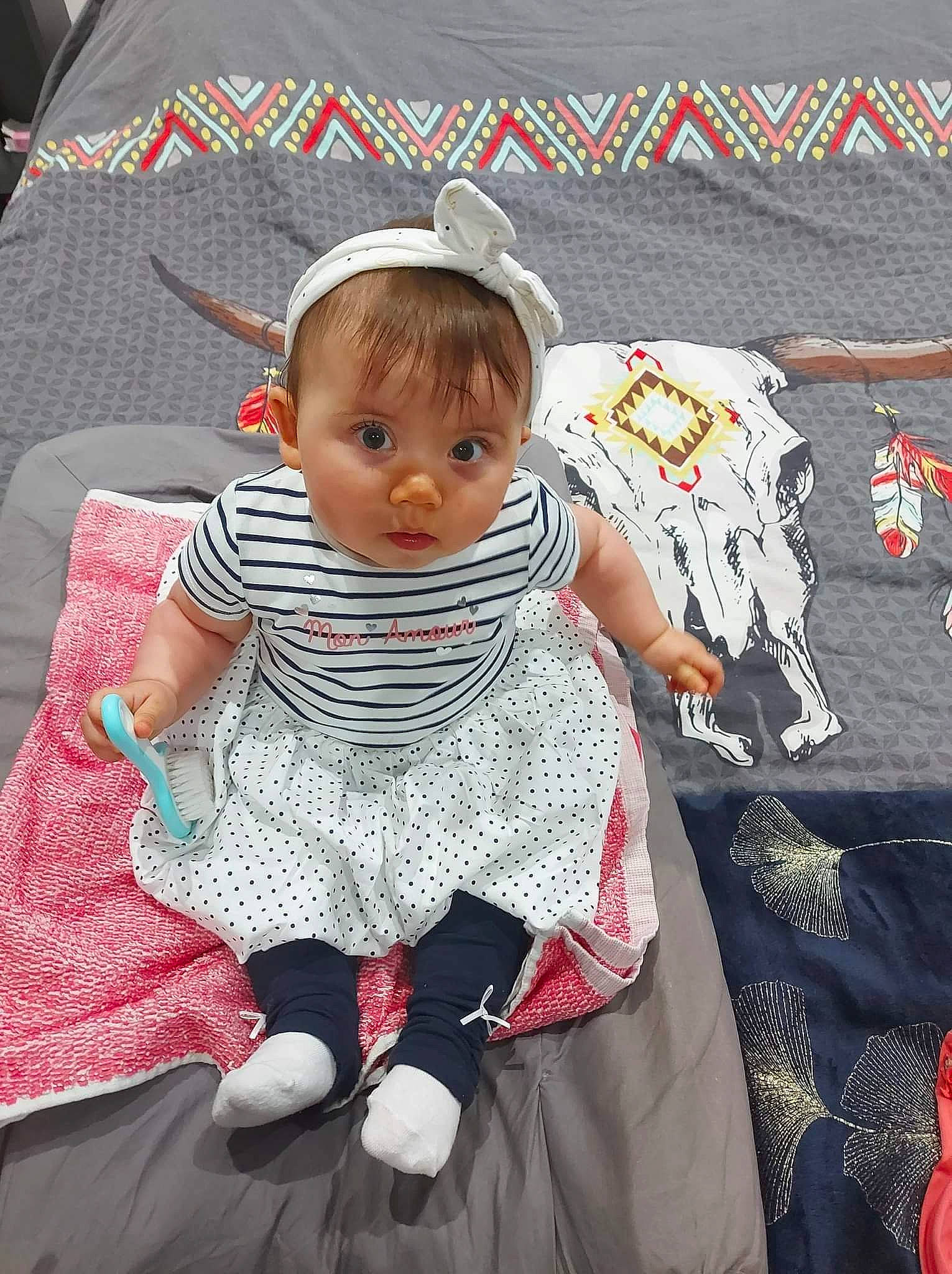 Lylia a rejoint le concours — aidez-le/la à gagner de superbes lots ! baby, baby_carriage, baby_products, baby_toddler_clothing, cheek, child, eye, fashion_accessory, fun, happy, linens, magenta, pattern, person, sitting, sleeve, toddler, vacation