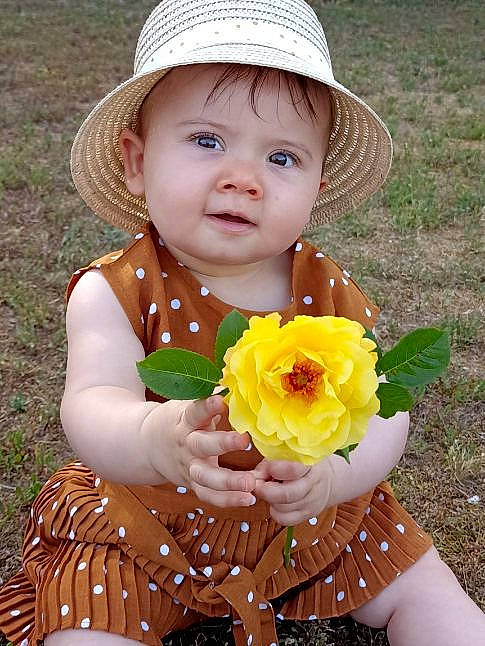 Lylia a rejoint le concours — aidez-le/la à gagner de superbes lots ! baby_toddler_clothing, botany, clothing, dress, eye, face, flower, grass, happy, hat, head, iris, organ, people_in_nature, person, petal, plant, skin, smile, toddler