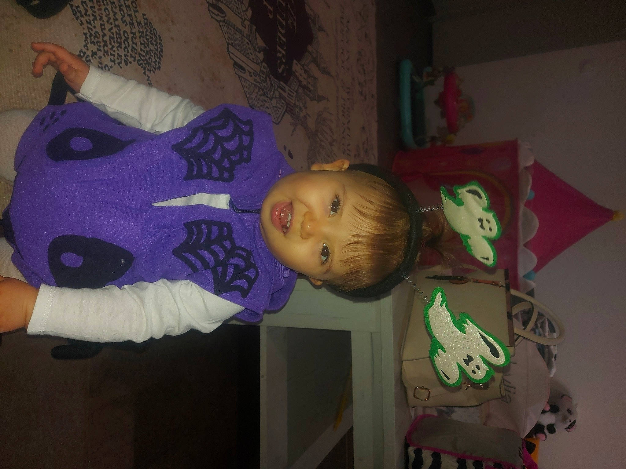 Lylia participe au concours pour gagner de l'argent avec cette photo : baby, baby_toddler_clothing, cheek, child, eye, fun, happy, head, magenta, mouth, person, purple, room, stuffed_toy, toddler, tree