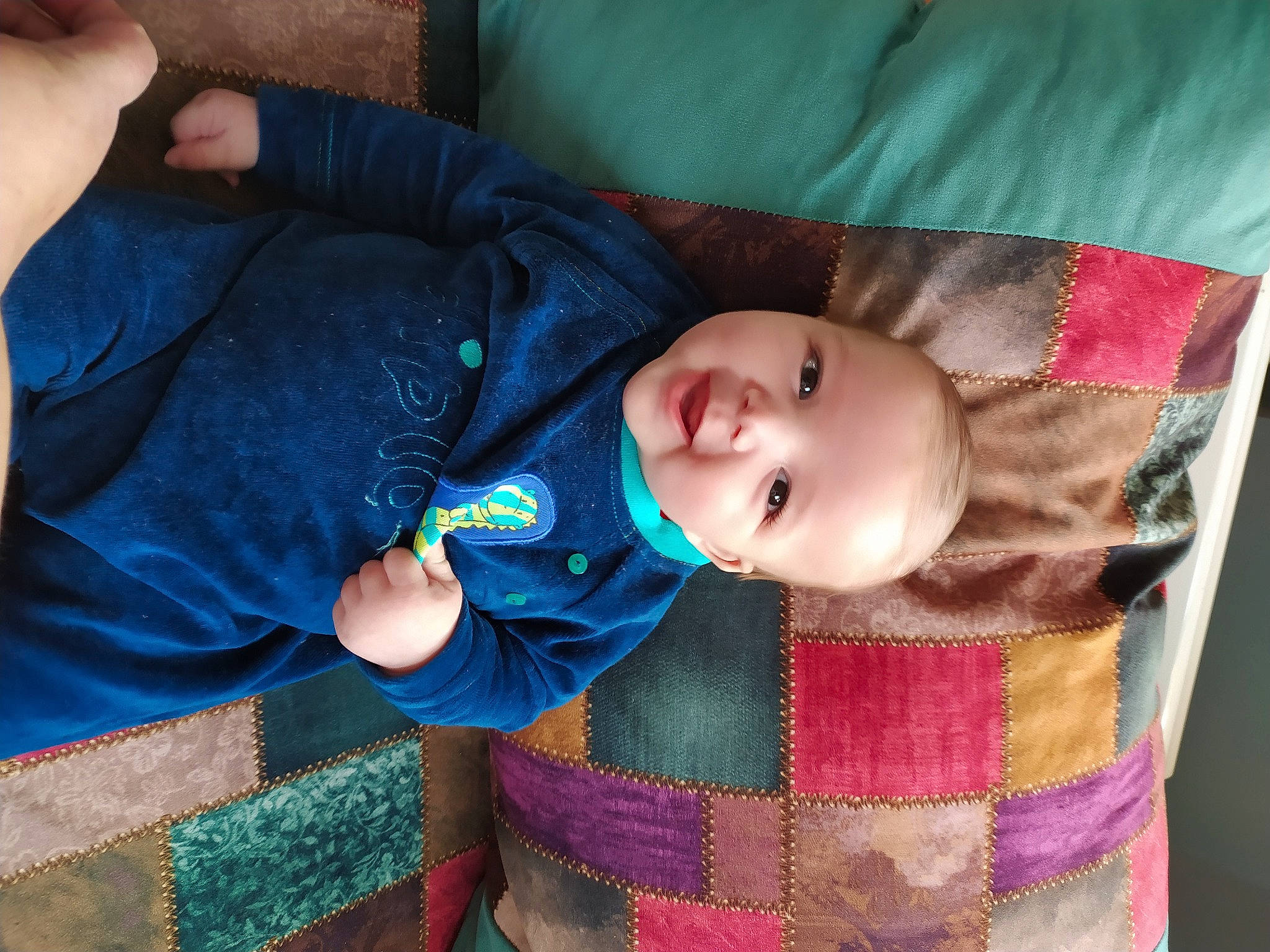 Yassine a rejoint le concours — aidez-le/la à gagner de superbes lots ! baby, baby_products, baby_toddler_clothing, cheek, child, comfort, eye, face, hand, head, human_body, iris, mammal, people, person, skin, sleeve, smile, textile, toddler