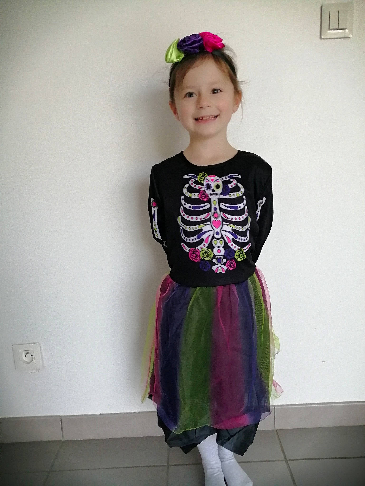 Léa participe au concours pour gagner de l'argent avec cette photo : baby_toddler_clothing, child, day_dress, event, fashion_accessory, fashion_design, happy, human_body, joy, knee, magenta, neck, one_piece_garment, pattern, person, pink, sleeve, smile, t_shirt, thigh